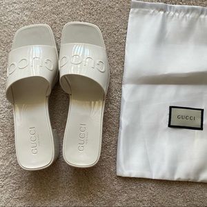 White Gucci woman’s jelly slides